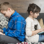 kids-with-smartphone